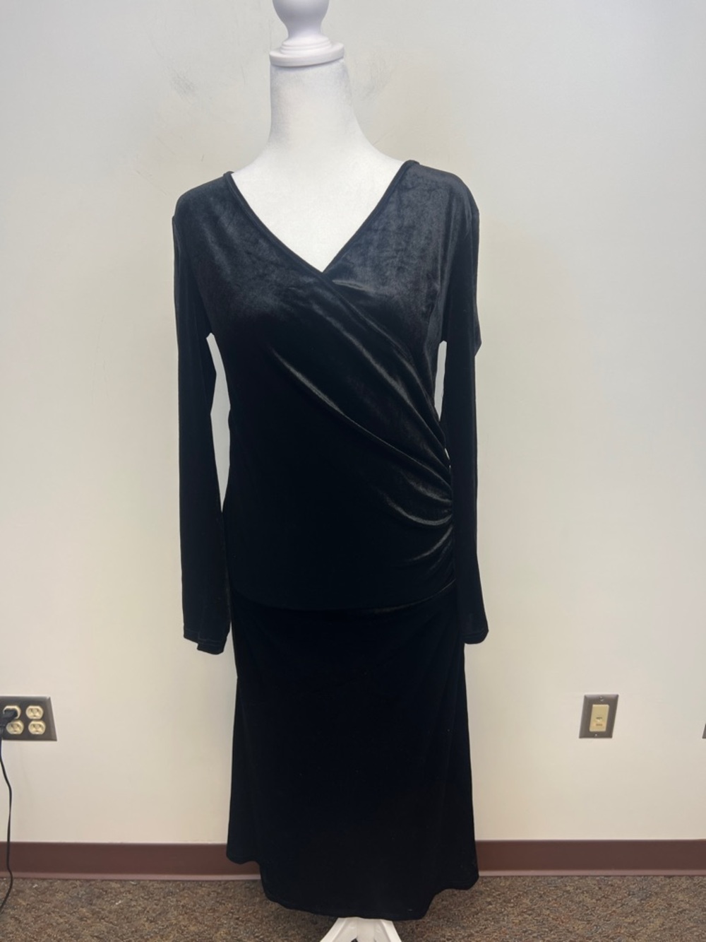 Zaberry Black Velvet Long Sleeved V-Neck Dress with Rouching Size Large